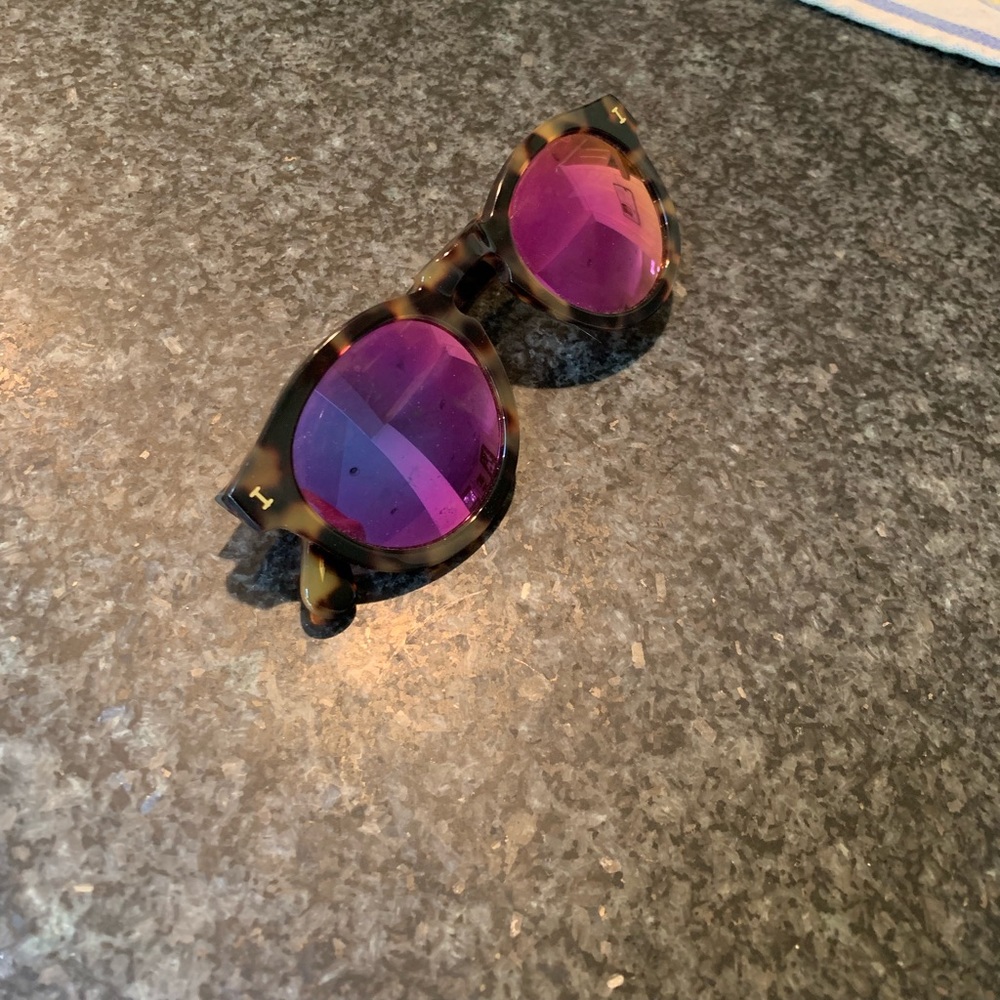 Barely worn illesteva sunnys!!